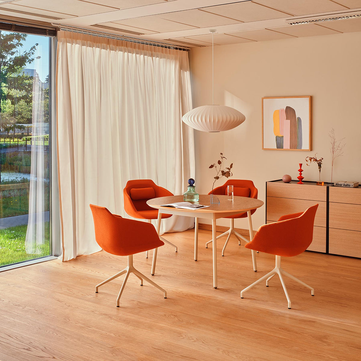 Eleganter Viga V28 Büroschrank von Mdd: Stilvolles Design in hellen Tönen, ausgestattet mit drei Türen und durchdachter Innenorganisation für effizientes Arbeiten.