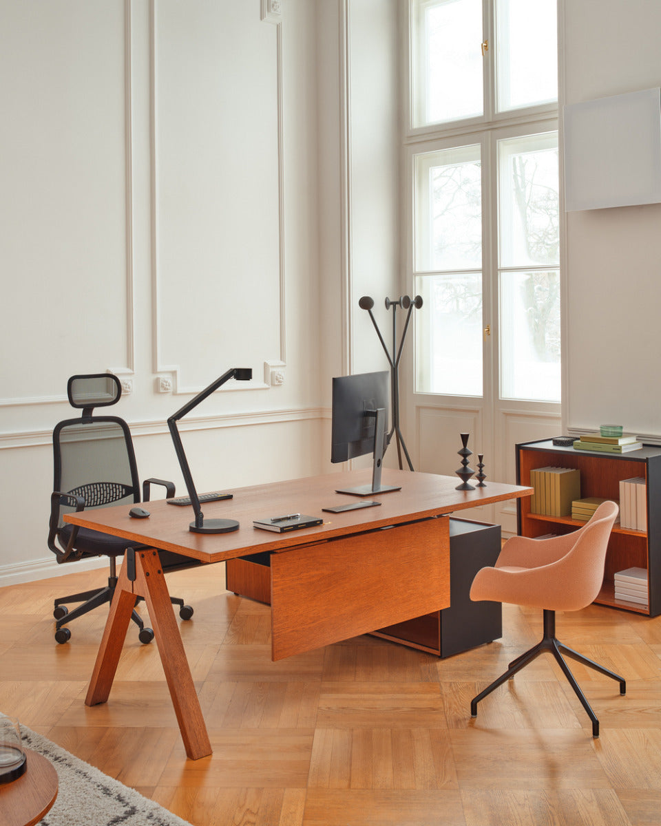 Moderner Viga V03L Chefschreibtisch von Mdd mit eleganter Holzoberfläche und stilvollem schwarzem Gestell, ideal für das Büro.