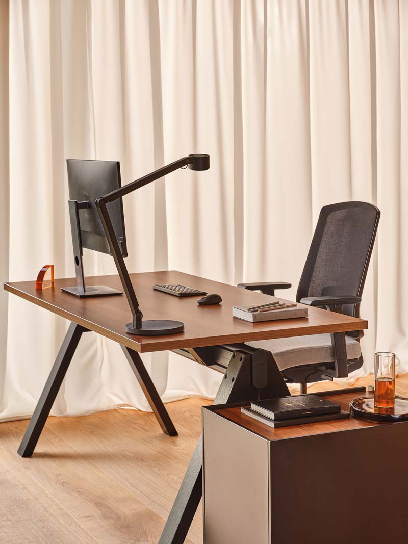 Moderner Viga V20M Schreibtisch von Mdd, elegant mit Holzoberfläche und robustem Gestell, ideal für stilvolle Büros.