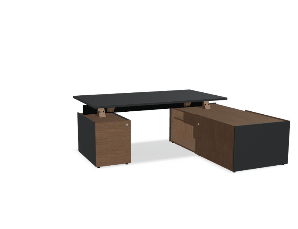 Viga V37P Chefschreibtisch mit integriertem Managerschrank und Container, modernes Büro-Setup, klare Linien, Holzoptik und viel Arbeitsfläche.