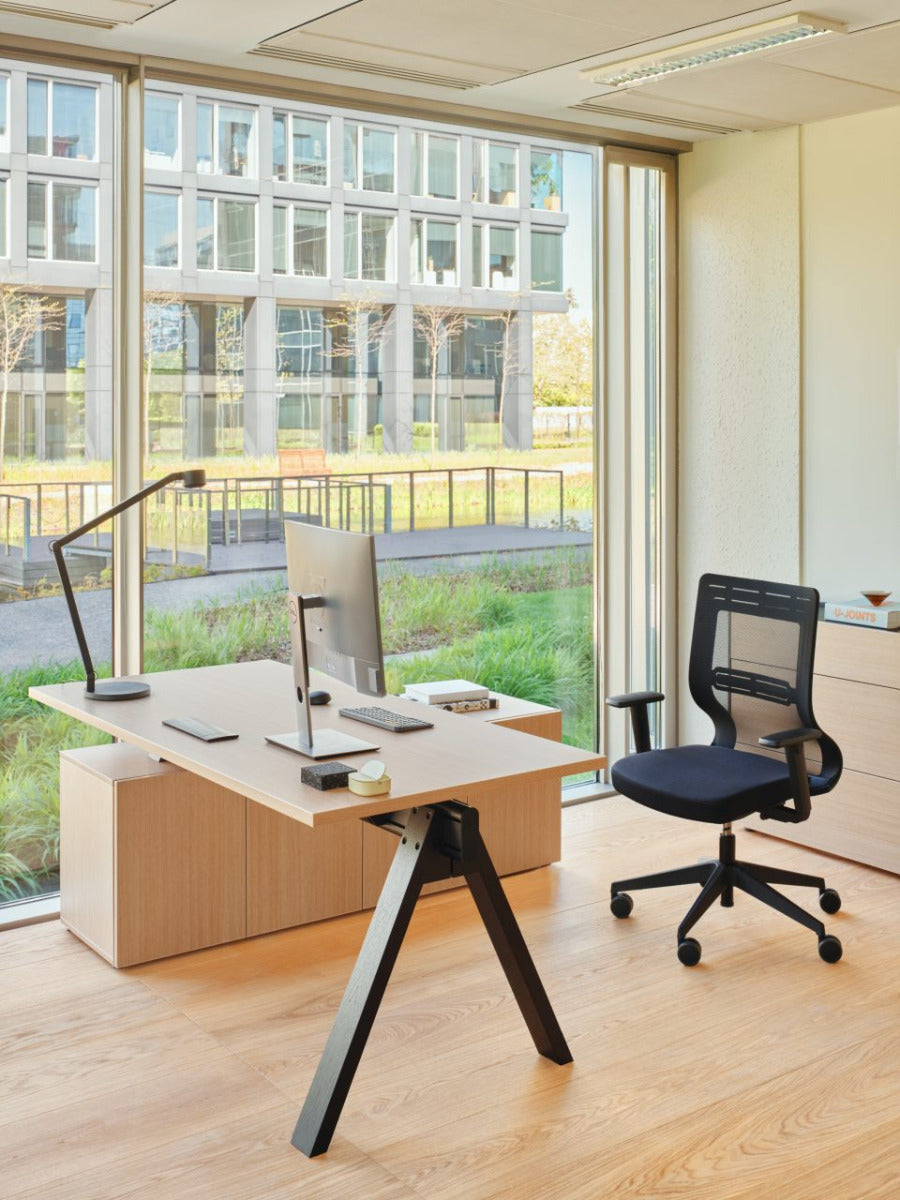 Eleganter Viga V164L Schreibtisch mit integriertem Managerschrank, stilvolles Design in hellem Holz, ideal für ein modernes Büro.