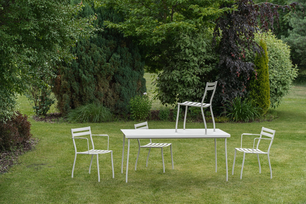 Zwei stapelbare Gartenstühle Flaner von Mdd aus verzinktem, pulverbeschichtetem Stahl in Türkis matt mit schwarzen Kunststofffüssen.