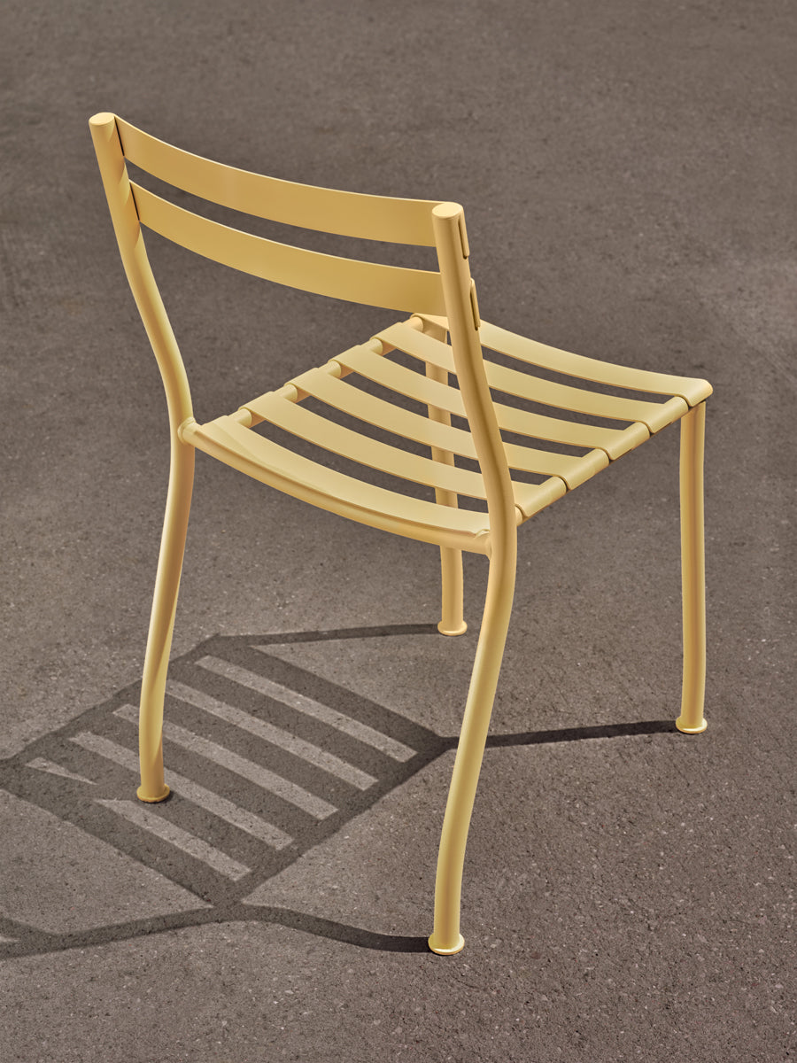 Zwei stilvolle Flaner FLR02 Gartenstühle in zeitgemäßem Look, ideal für entspannte Stunden im Freien, leicht stapelbar und bequem.