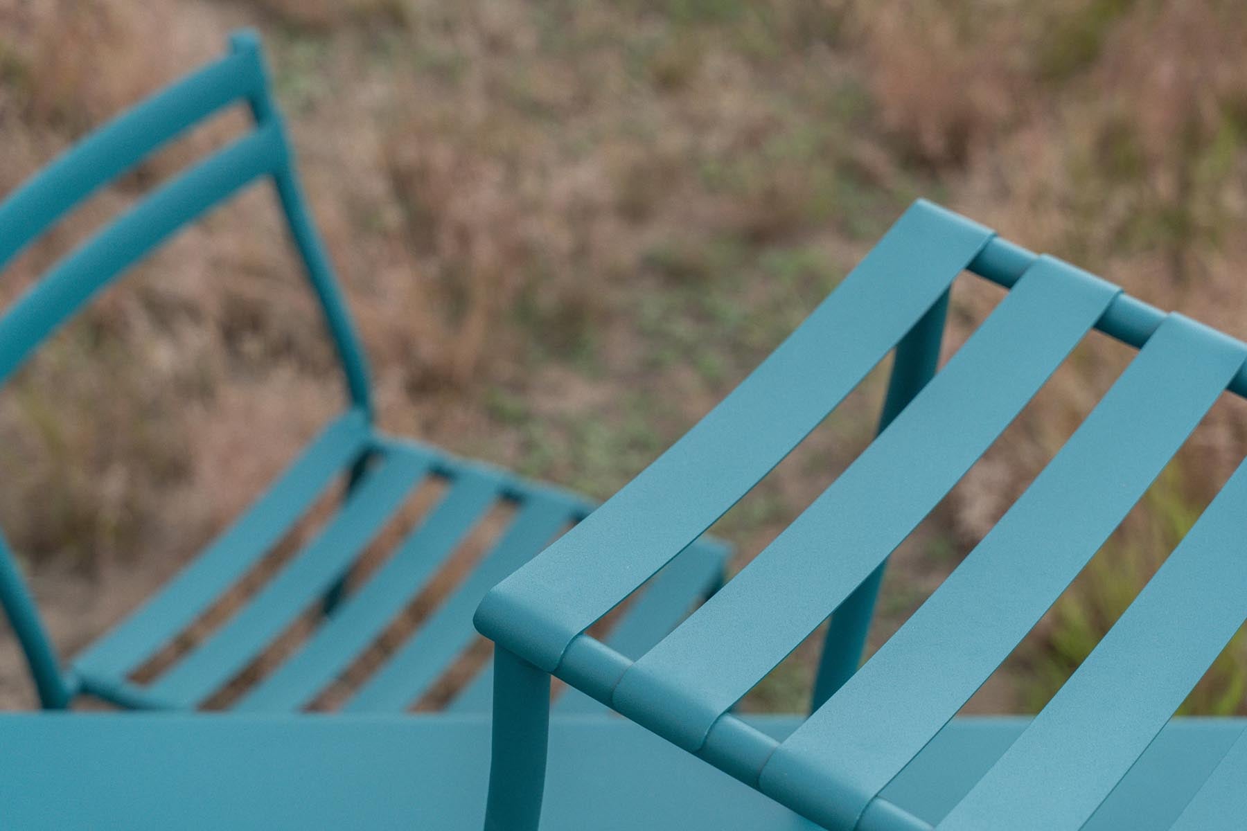 Zwei elegante Flaner FLR02 Gartenstühle im Set, perfekt für gemütliche Momente im Freien, kombinieren zeitgemäße Ästhetik mit optimalem Komfort.