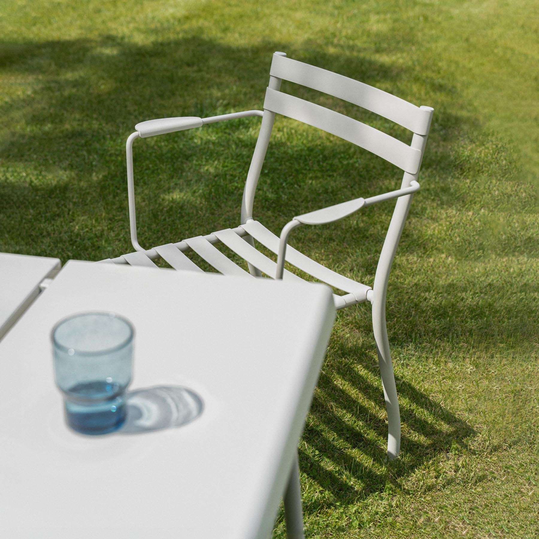 Zwei elegante Flaner FLR02 Gartenstühle im Set, perfekt für den Außenbereich, bieten eine harmonische Kombination aus Komfort und zeitgemäßem Stil.