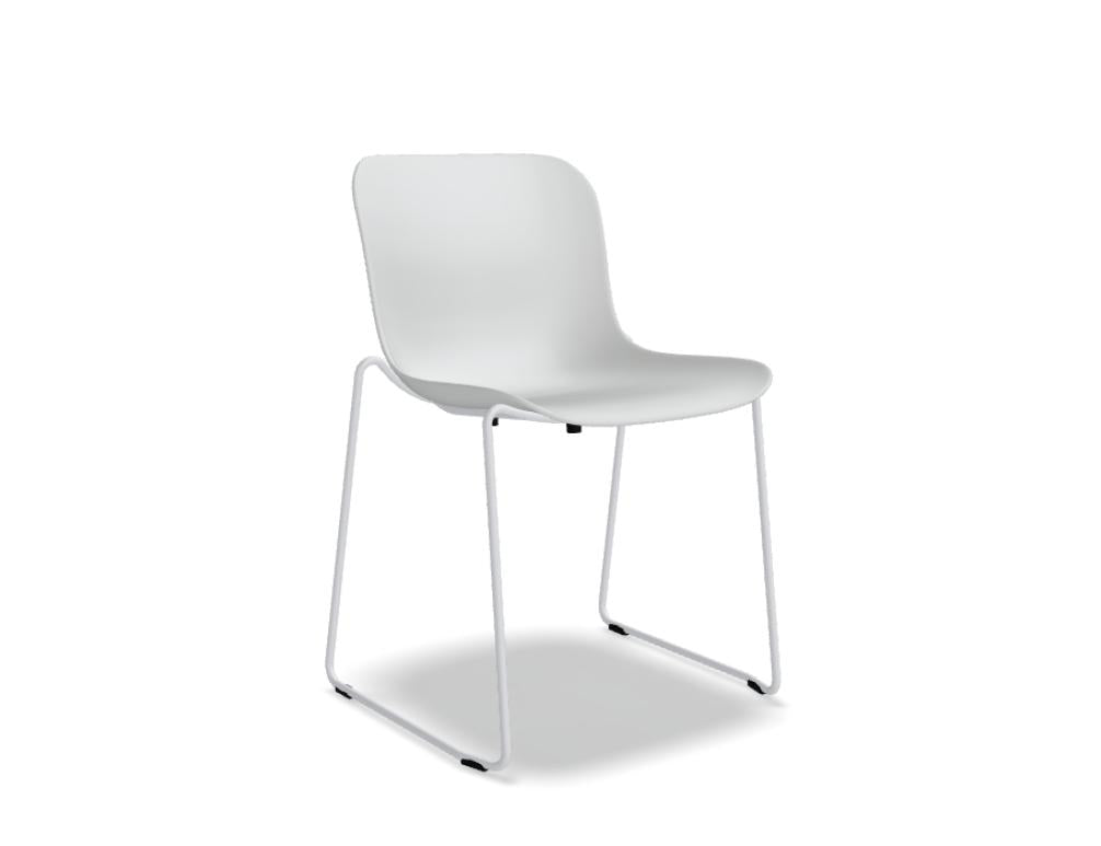 Bild zeigt den Baltic 2 Basic BLK1P28 Stuhl mit robustem Kufen-Gestell in dunklem Finish. Im Fokus steht die klare Form, bequeme Sitzfläche und schlanke Metall-Kufen, ideal für zeitloses Interiors-Design.