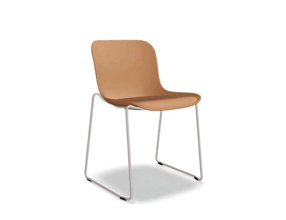 Stuhl Baltic 2 Classic von Mdd mit gepolstertem Ziegelrot-Sitz, gefälteltem Kissen und stapelbarem Drahtkufen-Gestell in Beige.