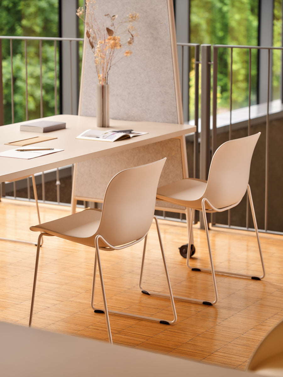 Eleganter Baltic 2 Remix Stuhl mit schwarzem Bezug und verchromtem Kufengestell, ideal für stilvolle Innenräume.