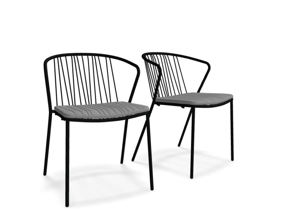 Zwei blaue Gartenstühle von Mdd mit durchbrochener Sitzfläche und Rückenlehne aus verzinktem Stahldraht, schwarze Kunststofffüsse, stapelbar.