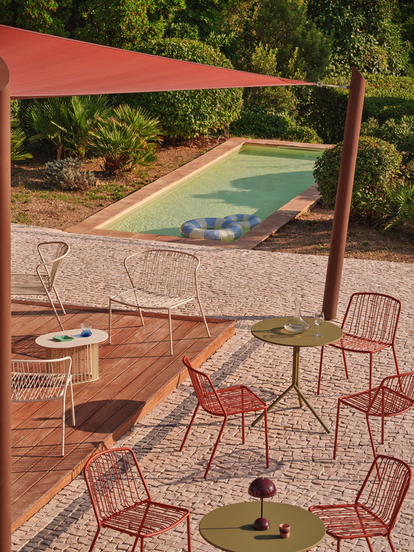 Elegantes Set aus 2 Bris BRS02 Gartenstühlen von Mdd, perfekt für gemütliche Stunden im Freien und zur Aufwertung Ihres Außenbereichs.