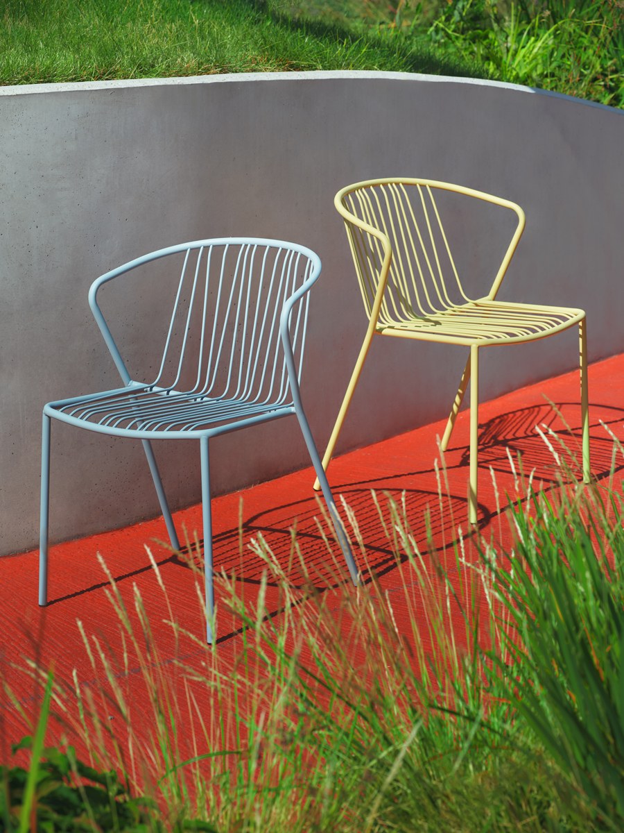 Zwei blaue Gartenstühle von Mdd mit durchbrochener Sitzfläche und Rückenlehne aus verzinktem Stahldraht, schwarze Kunststofffüsse, stapelbar.
