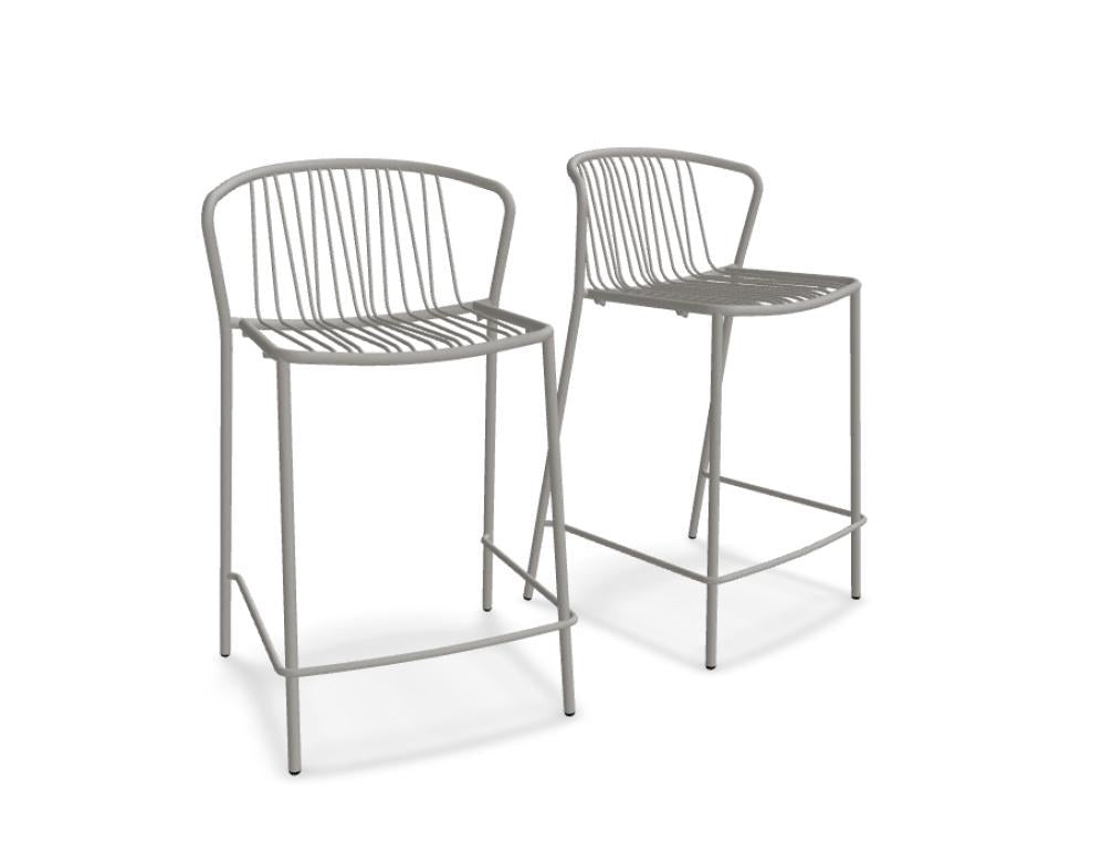 Zwei Barhocker mit durchbrochenem Sitz und Rückenlehne aus verzinktem Stahldraht, olivgrünes Gestell, schwarze Kunststofffüsse, Outdoor-Design.