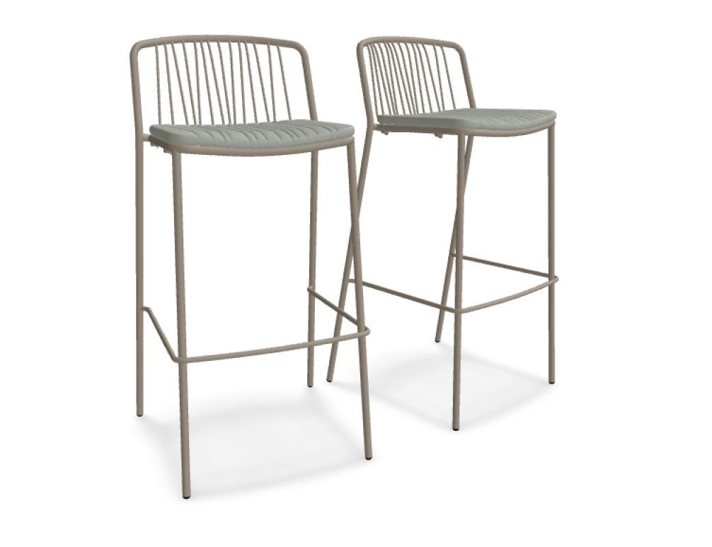 Zwei Barhocker mit durchbrochenem Sitz und Rückenlehne aus verzinktem Stahldraht, olivgrünes Gestell, schwarze Kunststofffüsse, Outdoor-Design.
