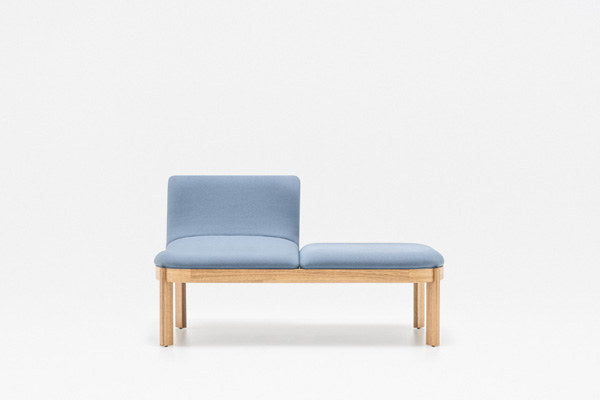 Sitzbank Ramp von Mdd mit Holzgestell in Eiche Natur, gepolstertem Sitz und Rückenlehne in Dunkelgrau, Kunststofffüsse mit Filzgleitern.