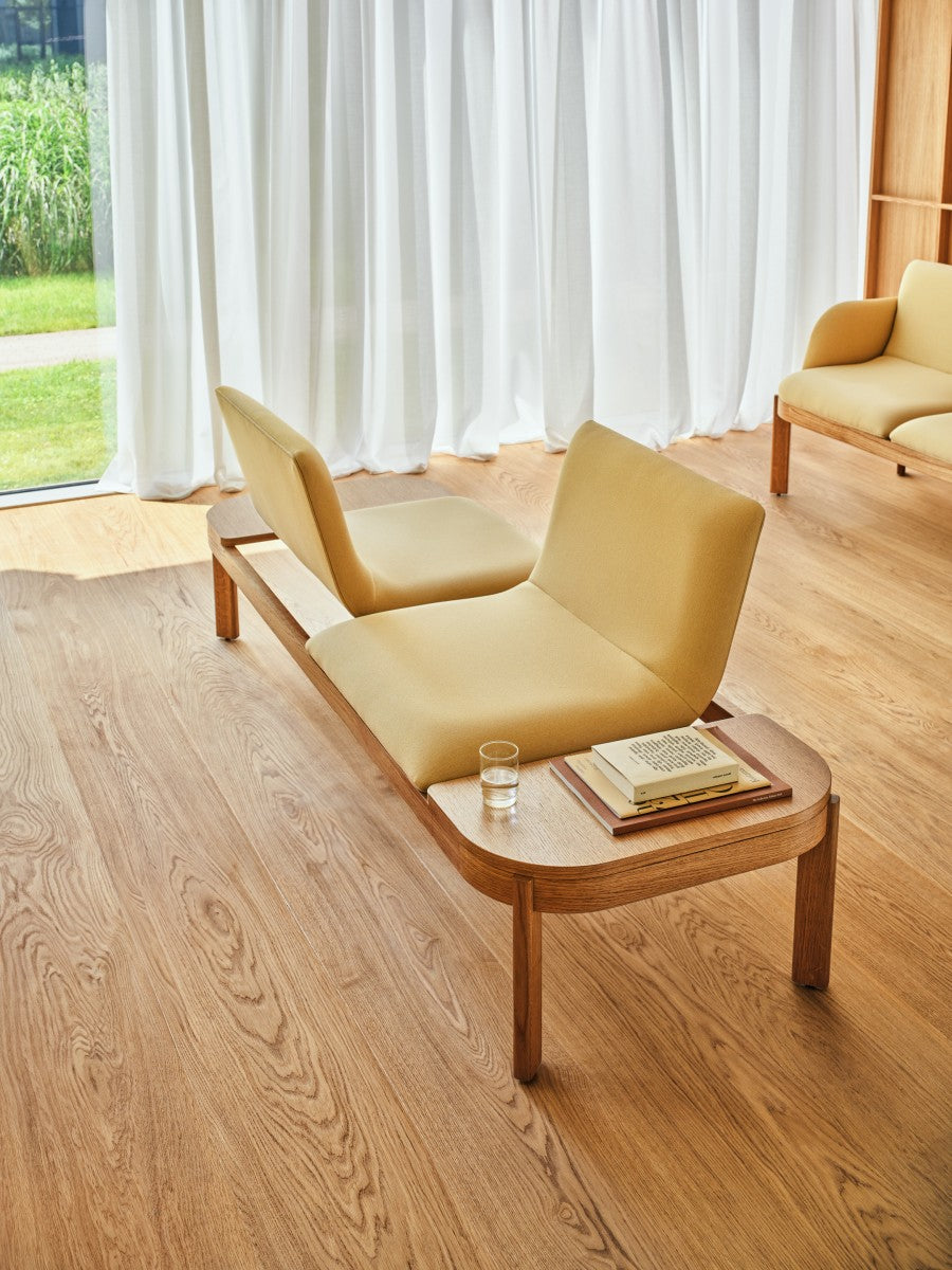 Elegante Ramp RMP232 Sitzbank von MDD, perfekt für stilvolle Innenräume, bietet eine harmonische Kombination aus Komfort und modernem Design.