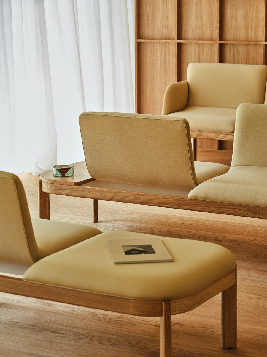Moderne Sitzbank Ramp RMP232 von MDD, ideal für elegante Wohnräume, vereint ansprechendes Design mit hohem Sitzkomfort.