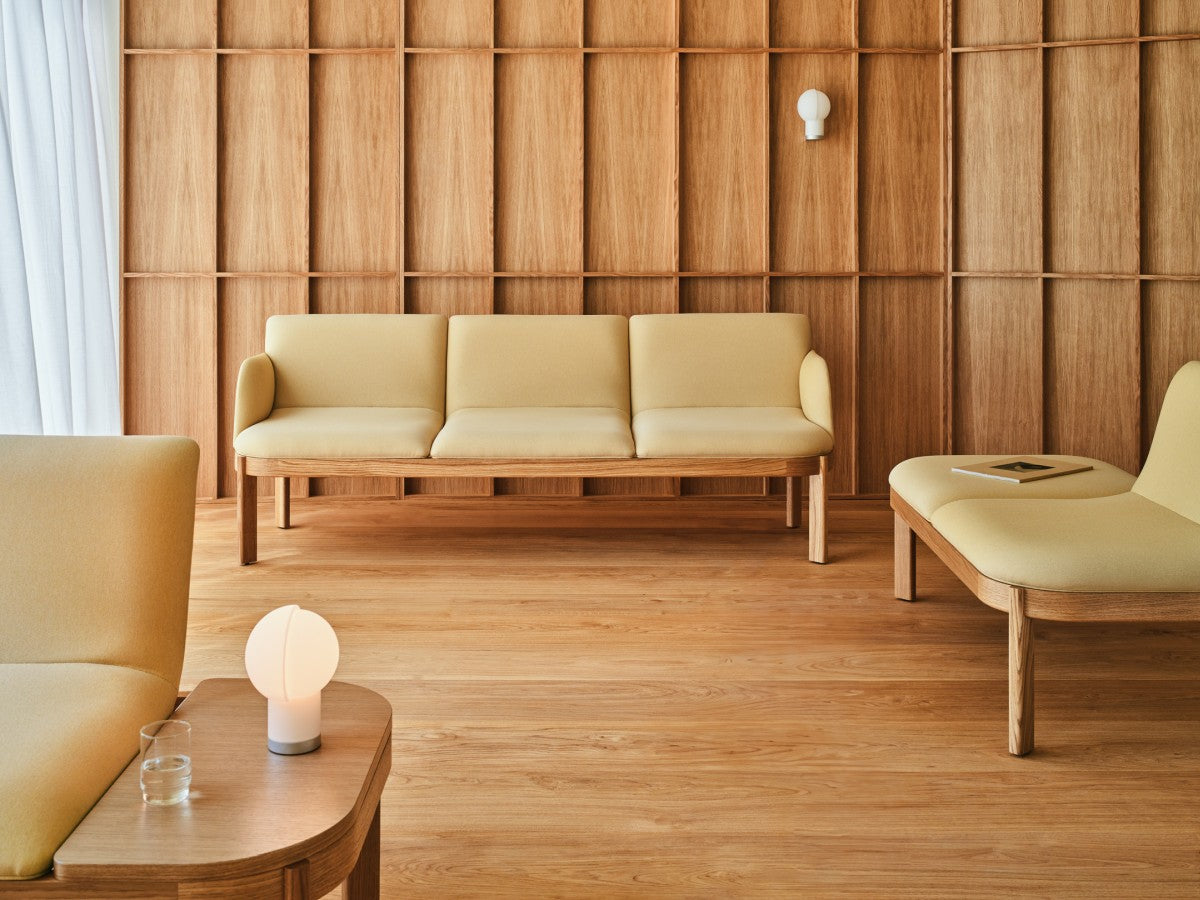 Stylische Ramp RMP232 Sitzbank von MDD, perfekt für zeitgemäße Innenräume, bietet eine harmonische Kombination aus Komfort und Ästhetik.