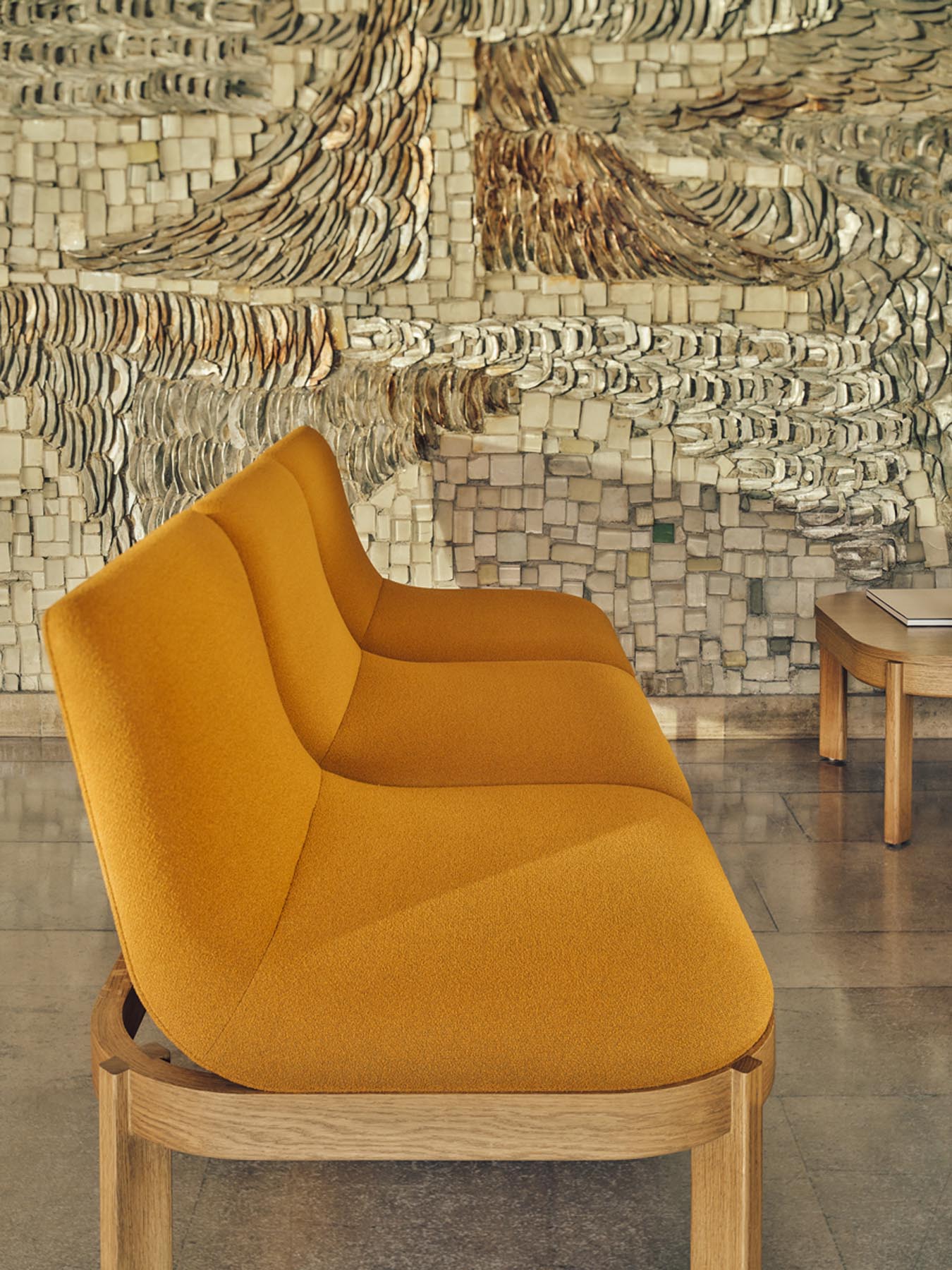 Moderne Sitzbank Ramp RMP312 von MDD, perfekt für stilvolle Innenräume, bietet eine harmonische Kombination aus Funktionalität und ansprechendem Design.