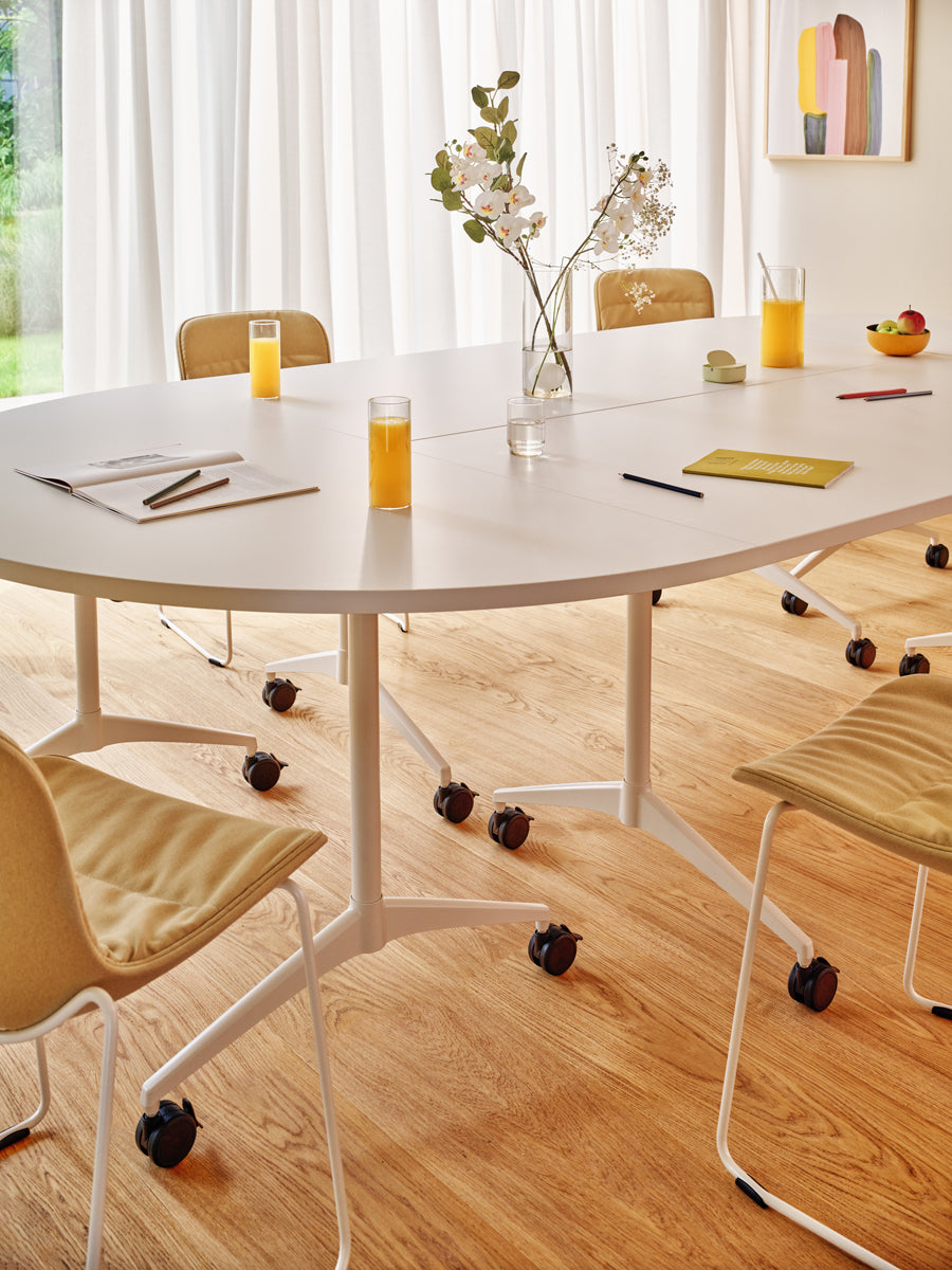 Eleganter Klapptisch Revi RV02 von MDD, perfekt für flexible Raumgestaltung bei Meetings und Events, kombiniert Stil und Praktikabilität.