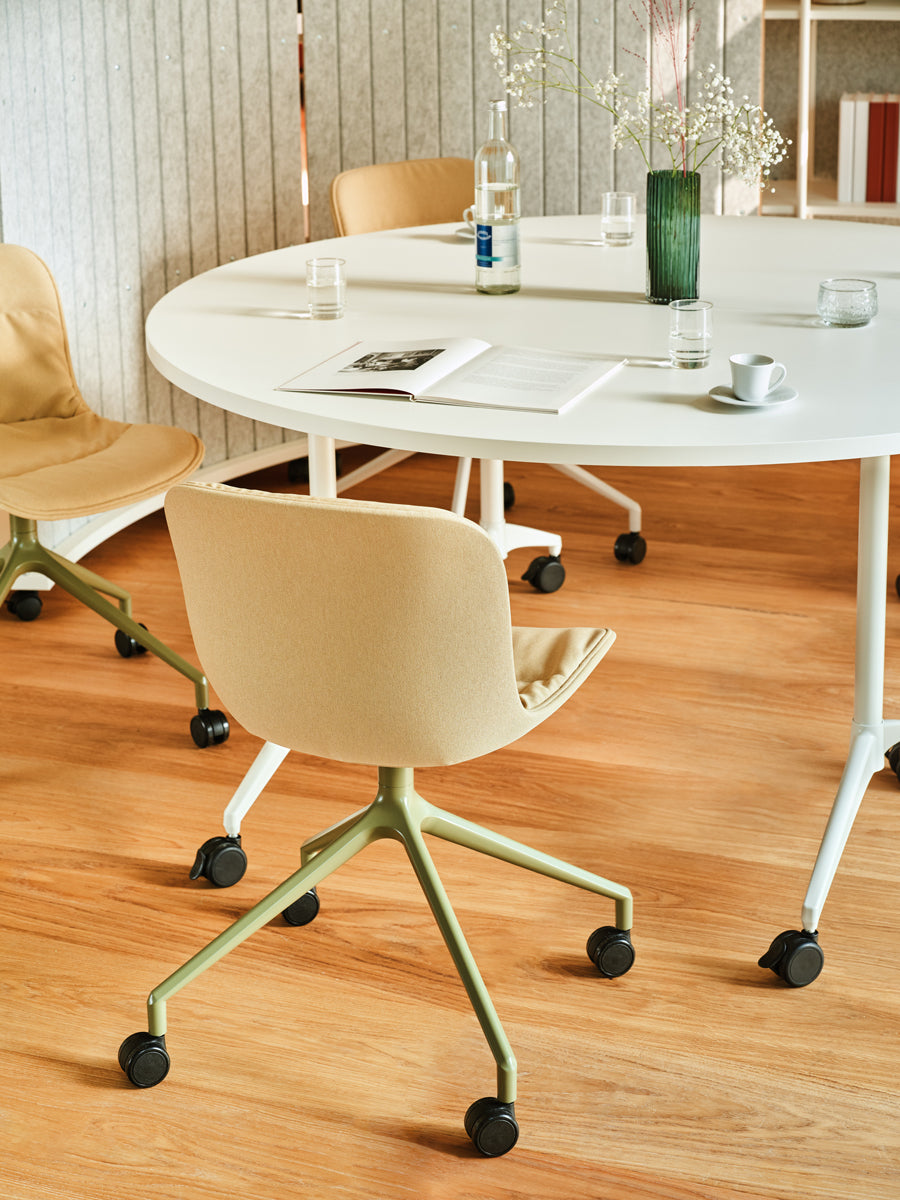 Eleganter Klapptisch Revi RV02 von MDD, perfekt für flexible Raumgestaltung bei Meetings und Events, kombiniert Stil und Praktikabilität.