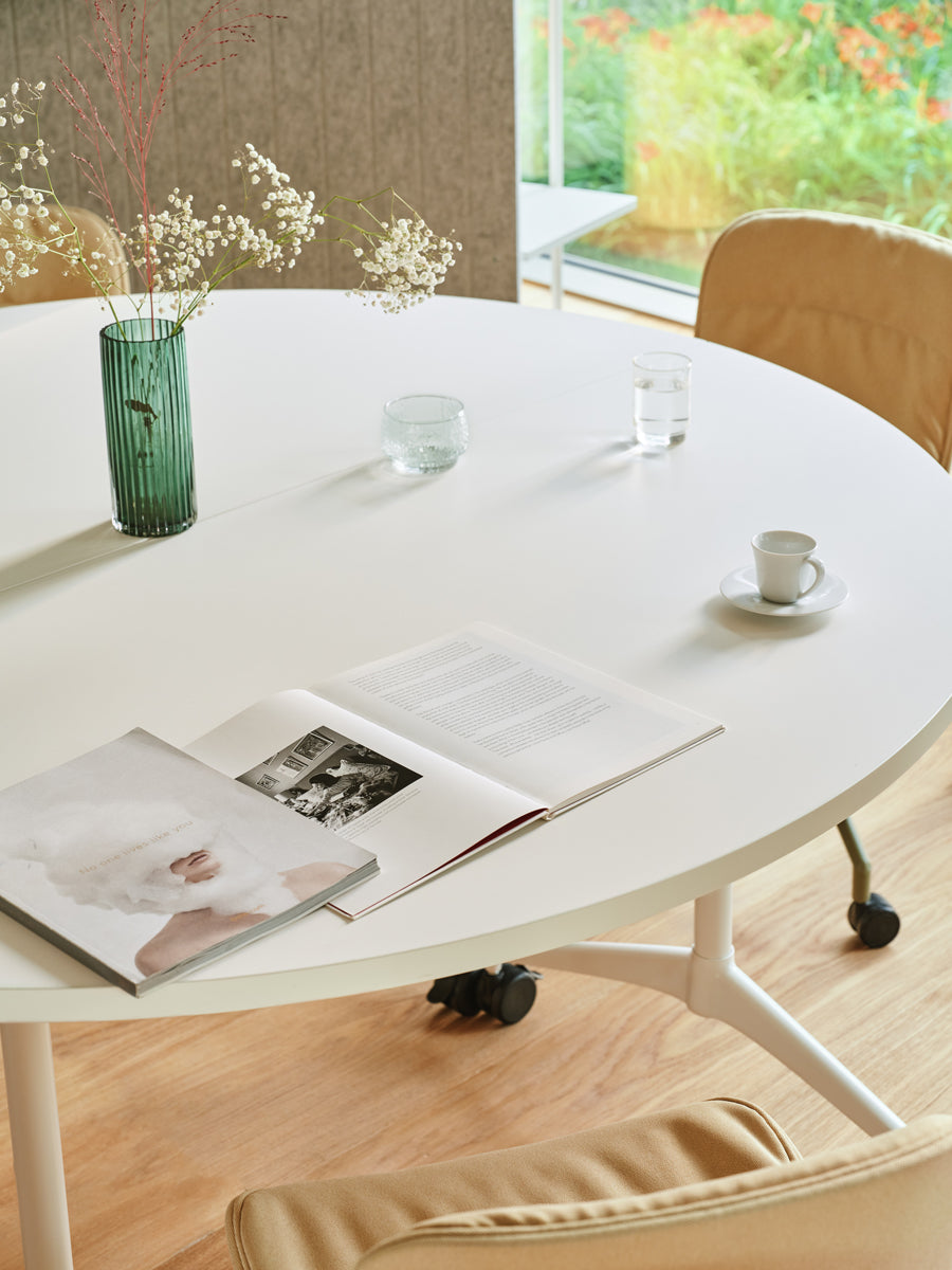 Moderner Klapptisch Revi RV02 von MDD, ideal für Konferenzen und Veranstaltungen, vereint Funktionalität mit ansprechendem Design.