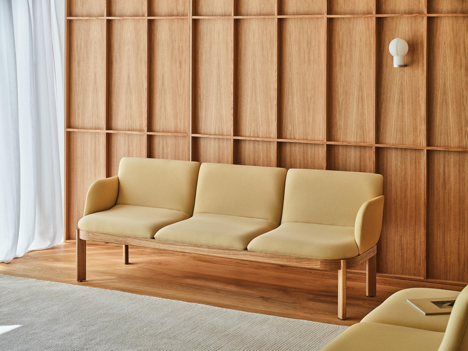 Modernes 2er-Sofa in schickem Grau, ideal für stilvolle Wohnräume, mit bequemer Polsterung und schlanken Metallfüßen.