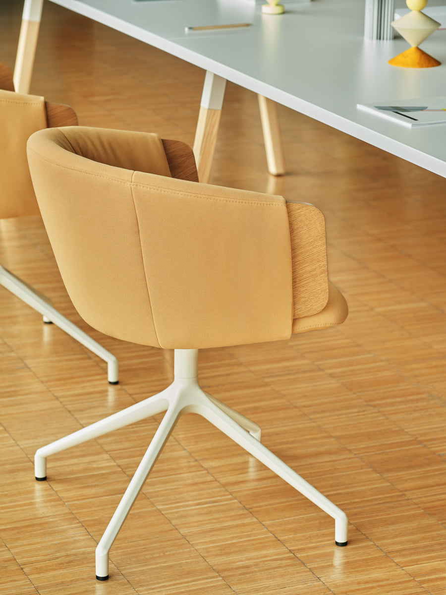 Eleganter Mdd Collar CL2P19K Drehstuhl mit stilvollem Design und ergonomischer Sitzfläche, ideal für moderne Büros und kreative Arbeitsplätze.