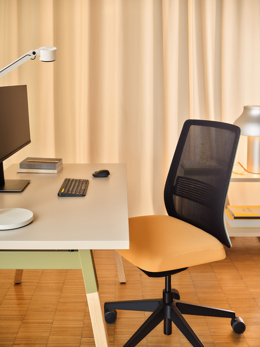 Eleganter Apex APX01 Bürostuhl von MDD in stilvollem Dunkelton; bietet Komfort durch anpassbare Rückenlehne und gepolsterte Armlehnen.