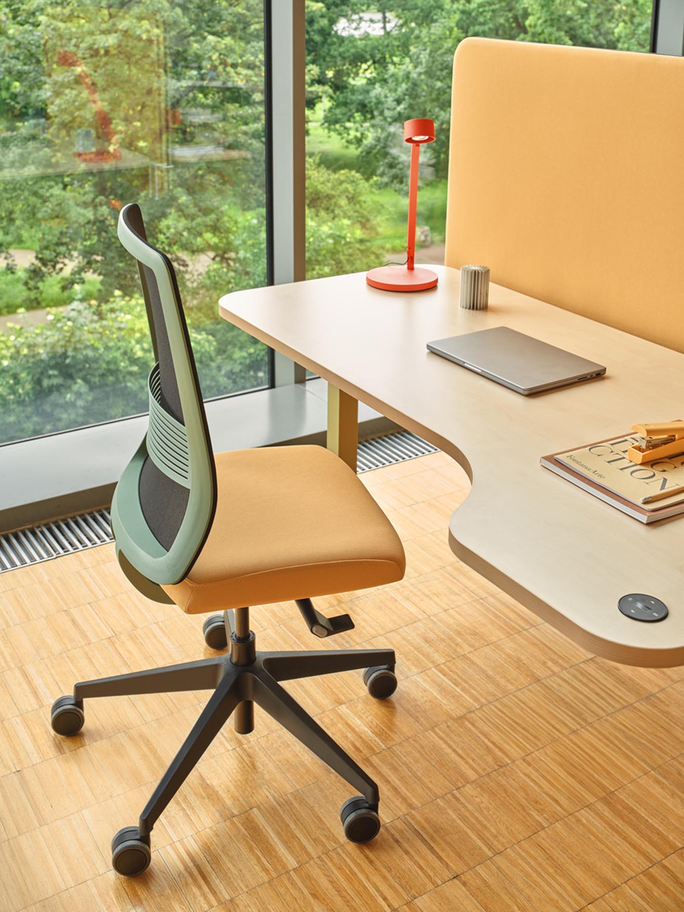 Eleganter Apex APX01 Bürostuhl von MDD, kombiniert Komfort und Funktionalität für ein produktives Arbeitsumfeld.