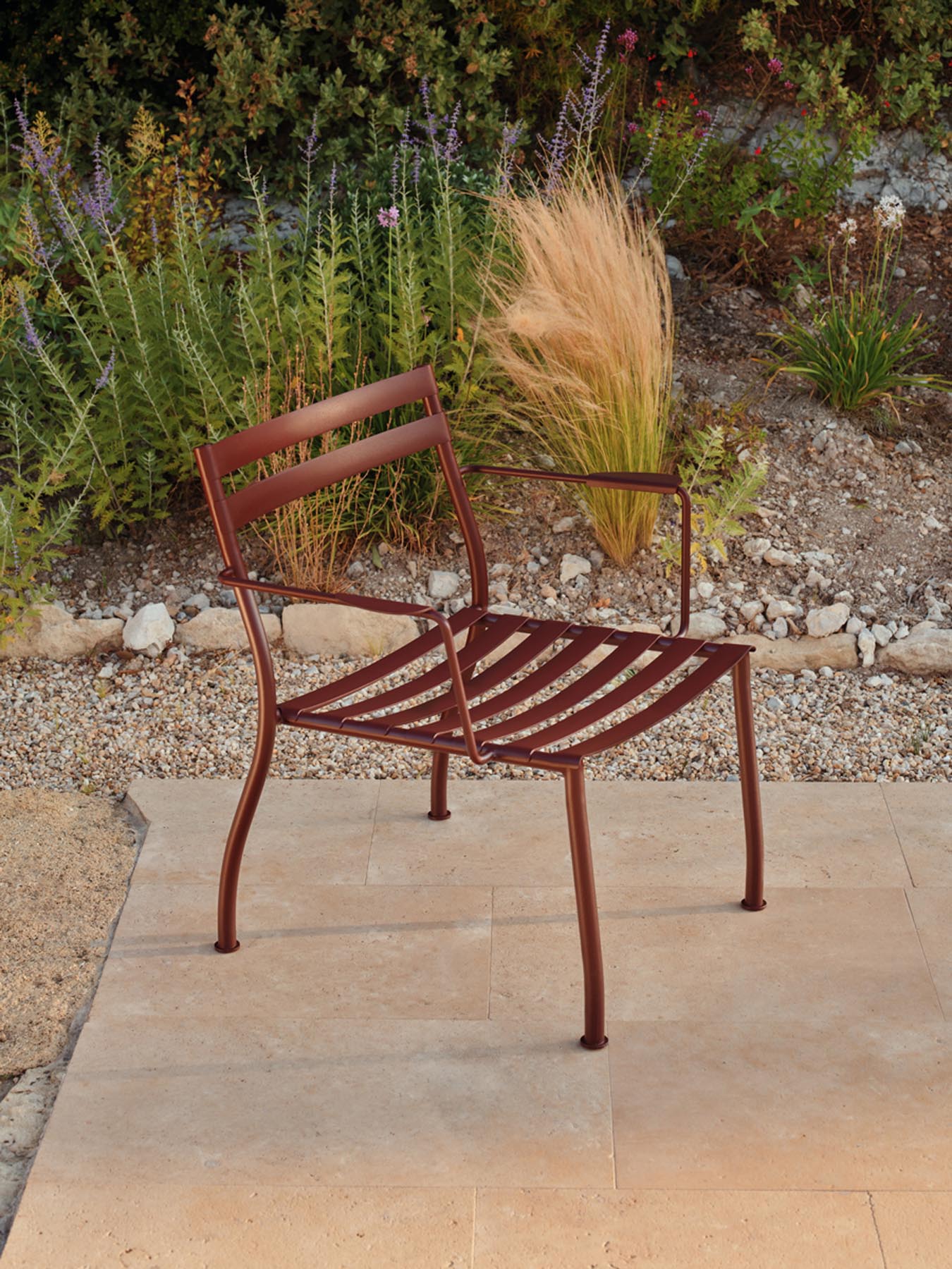 Stylischer Flaner FLR08 Outdoor-Sessel von Mdd, ideal für Garten und Terrasse, vereint modernes Design mit hohem Sitzkomfort.