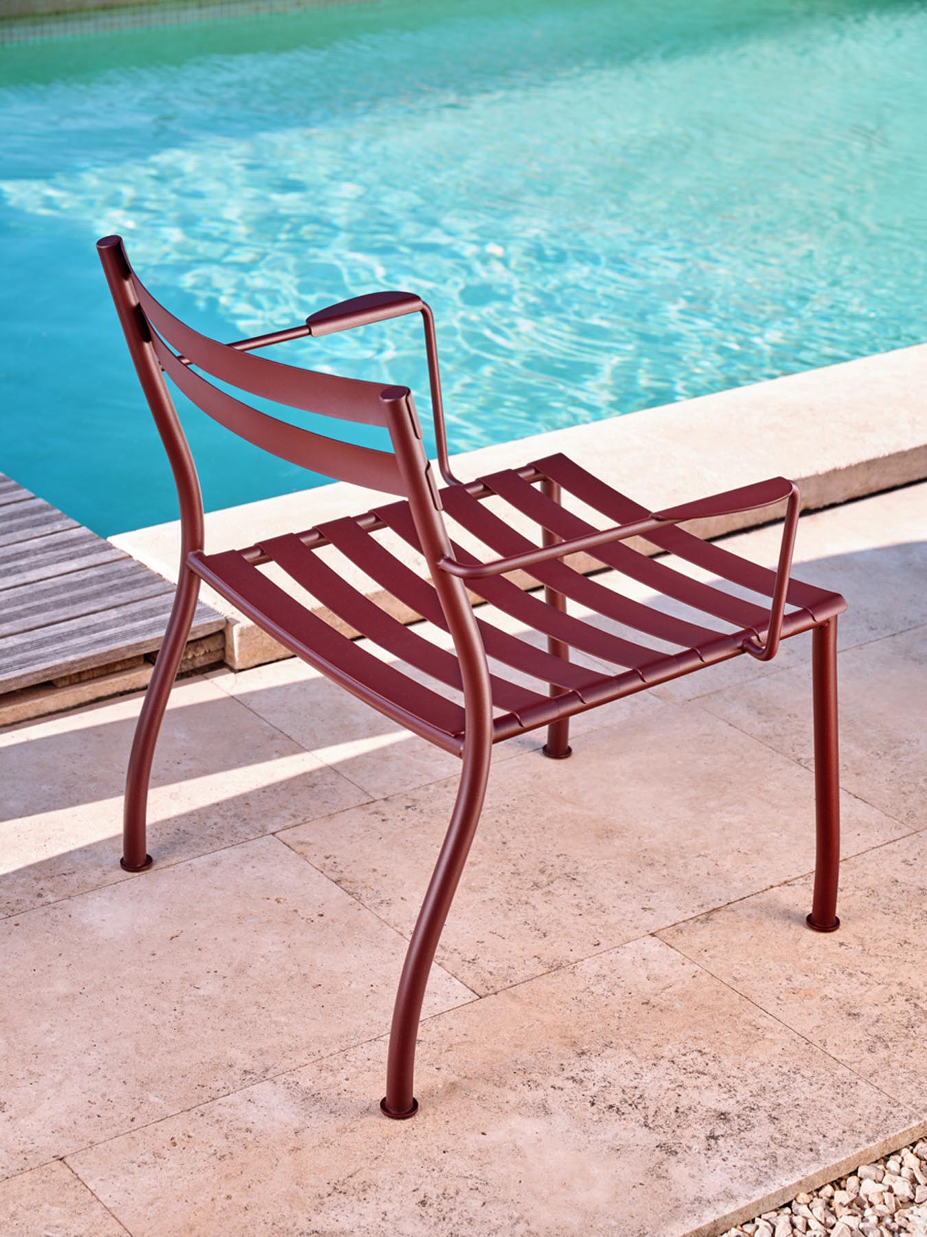 Eleganter Flaner FLR08 Sessel für den Außenbereich, perfekt für entspannte Stunden im Garten oder auf der Terrasse.