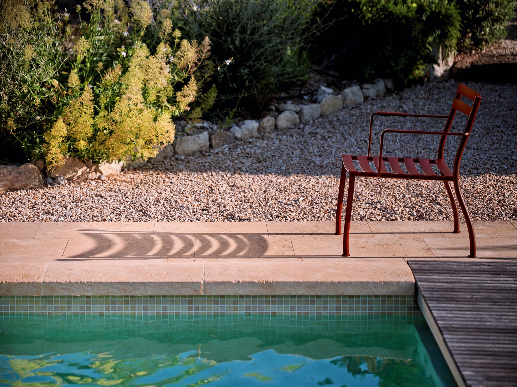 Stylischer Outdoor-Sessel Flaner FLR08 von Mdd, ideal für gemütliche Momente im Freien, ob im Garten oder auf dem Balkon.
