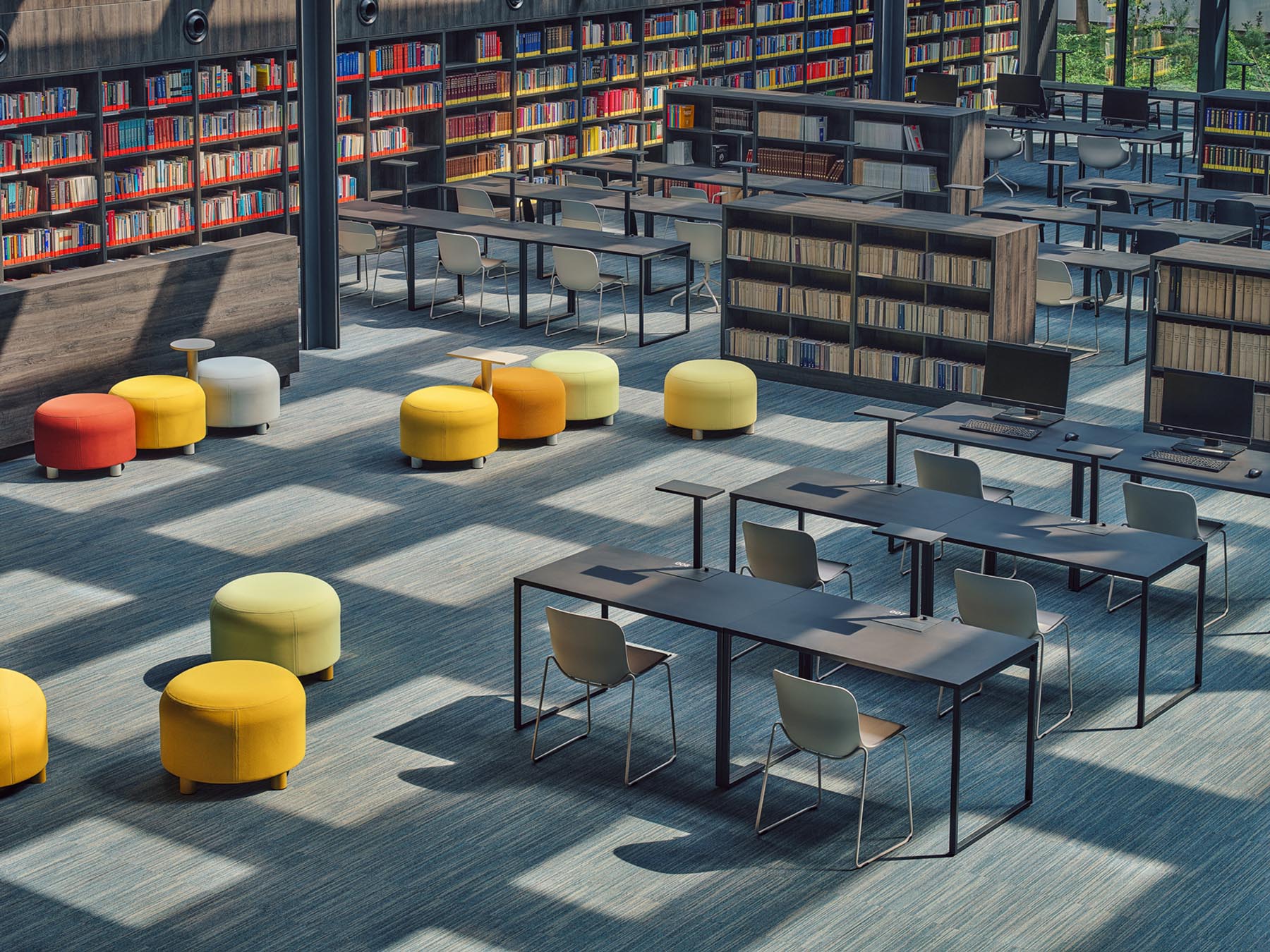 Stylisches, modulares Pouf-System Dots DTSU12 in elegantem Hellgrau, ideal für kreative Raumgestaltungen und komfortable Sitzgelegenheiten.