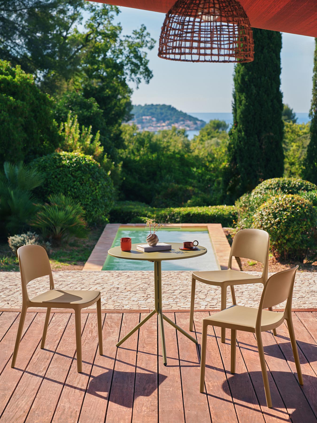 Stylischer Blendy BNDS01 Gartenstuhl in warmen Naturfarben, perfekt für gemütliche Momente im Freien und stilvolle Terrassengestaltung.