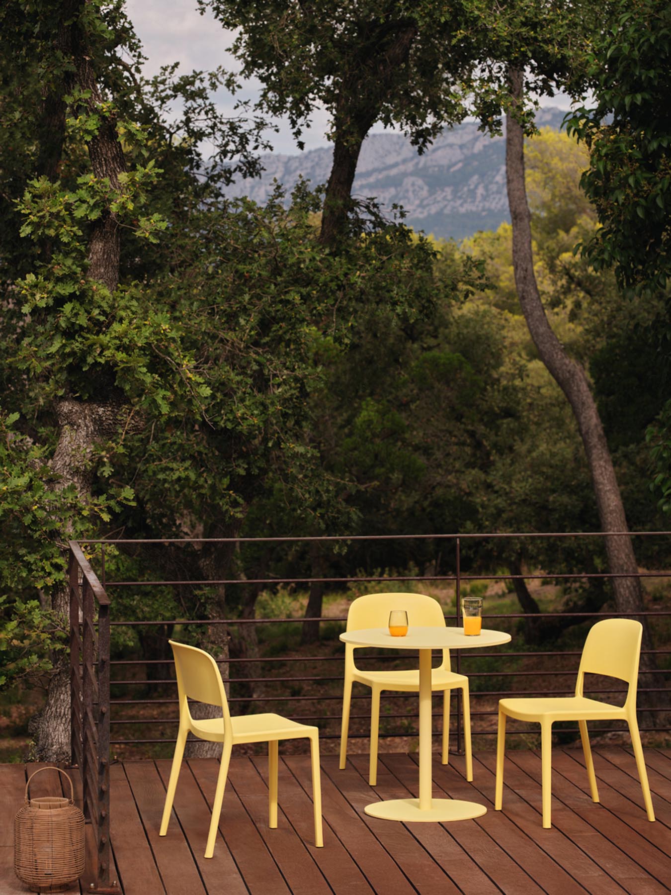 Stylischer Blendy BNDS01 Gartenstuhl in warmen Naturfarben, perfekt für gemütliche Momente im Freien und stilvolle Terrassen.