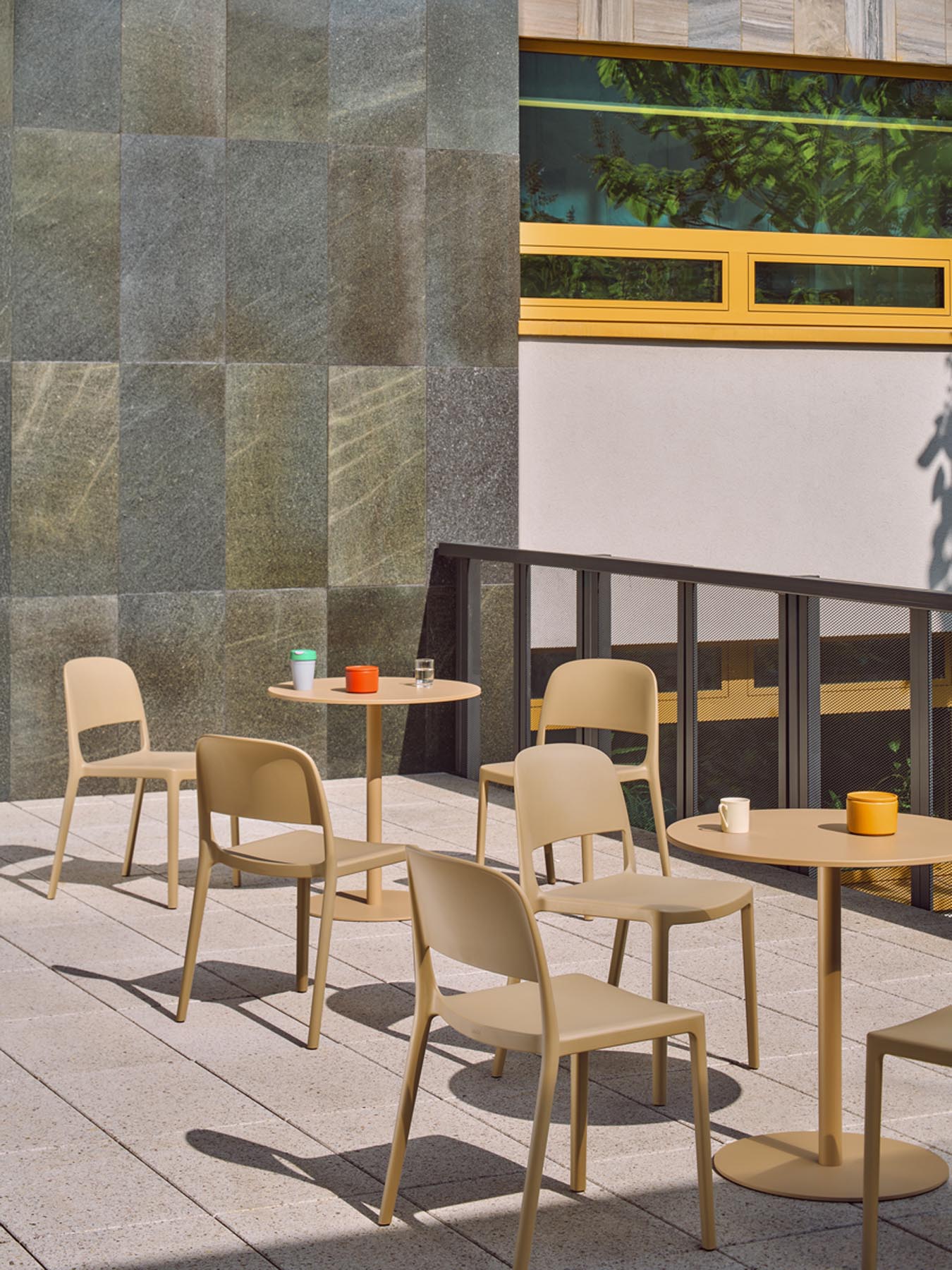 Stylischer Blendy BNDS01 Gartenstuhl in warmen Naturfarben, perfekt für gemütliche Momente im Freien und stilvolle Terrassen.