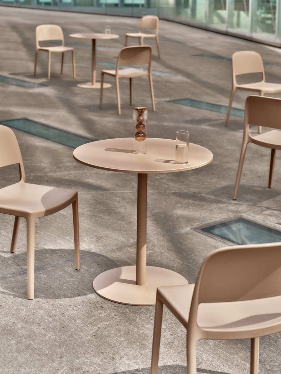 Stylischer Blendy BNDS01 Gartenstuhl in warmen Naturtönen, perfekt für gemütliche Momente im Freien und stilvolle Terrassen.