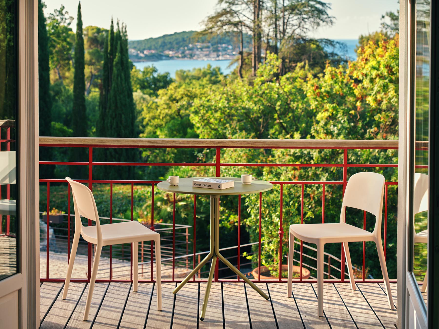 Stylischer Blendy BNDS01 Gartenstuhl in warmen Naturfarben, perfekt für gemütliche Momente im Freien und stilvolle Terrassen.