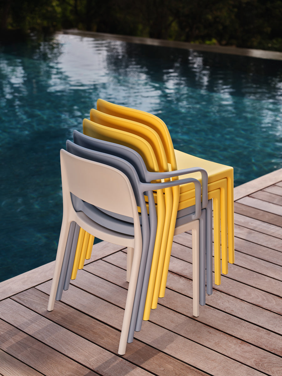 Eleganter Blendy BNDS01 Gartenstuhl in sanften Naturfarben, ideal für stilvolle Outdoor-Bereiche und entspannte Stunden im Freien.