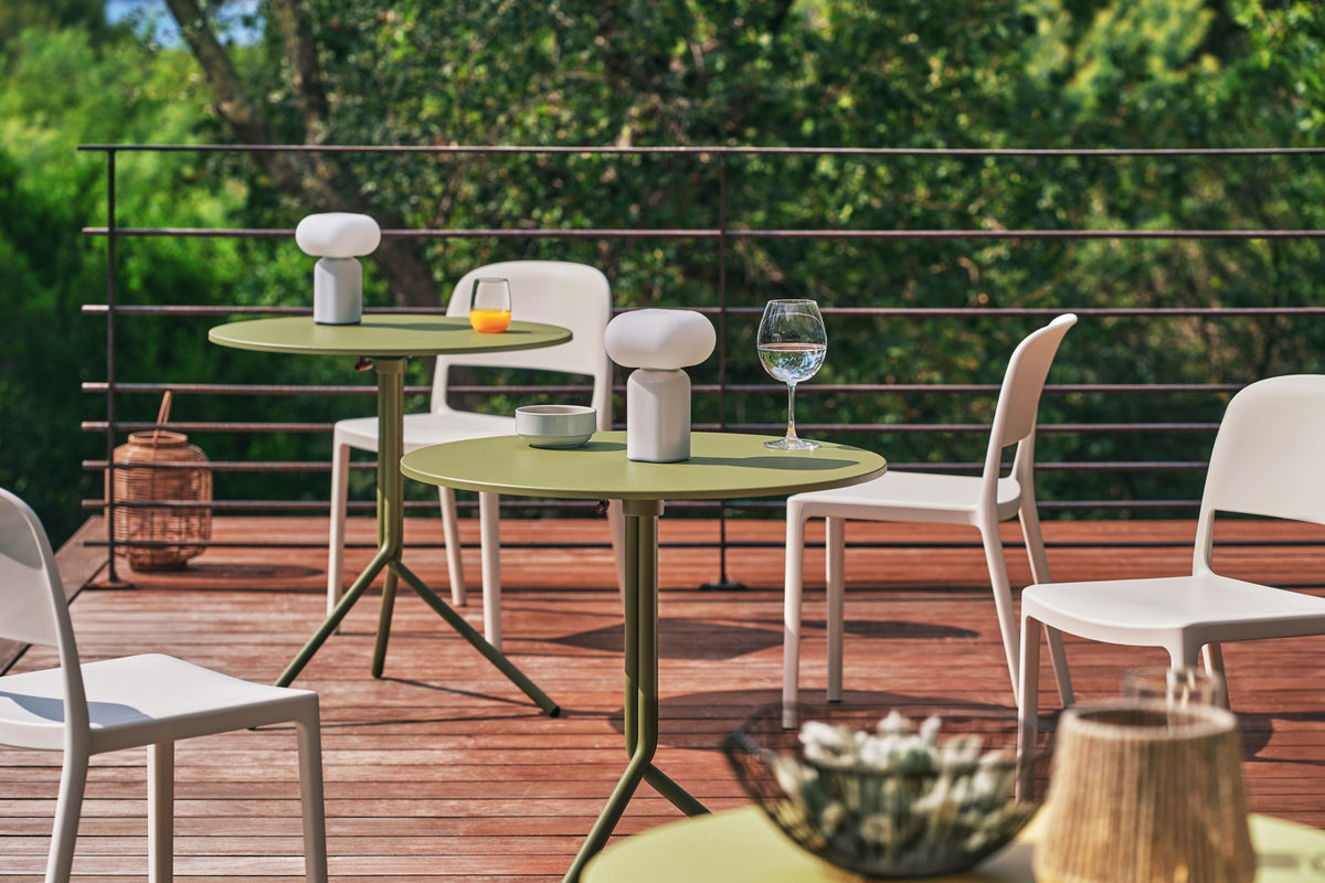 Gelber Gartenstuhl Blendy aus Polypropylen mit stapelbarer Konstruktion, schlichte Form, Kunststoffschale und vier Beine, Aussenbereich.