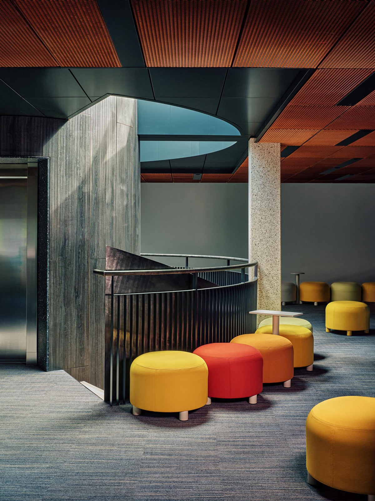 Gelber Sitzhocker Dots von Mdd mit quadratischer Form, Spanplattenkorpus und Schaumstoffpolster, Teil eines modularen Pouf-Sitzsystems.