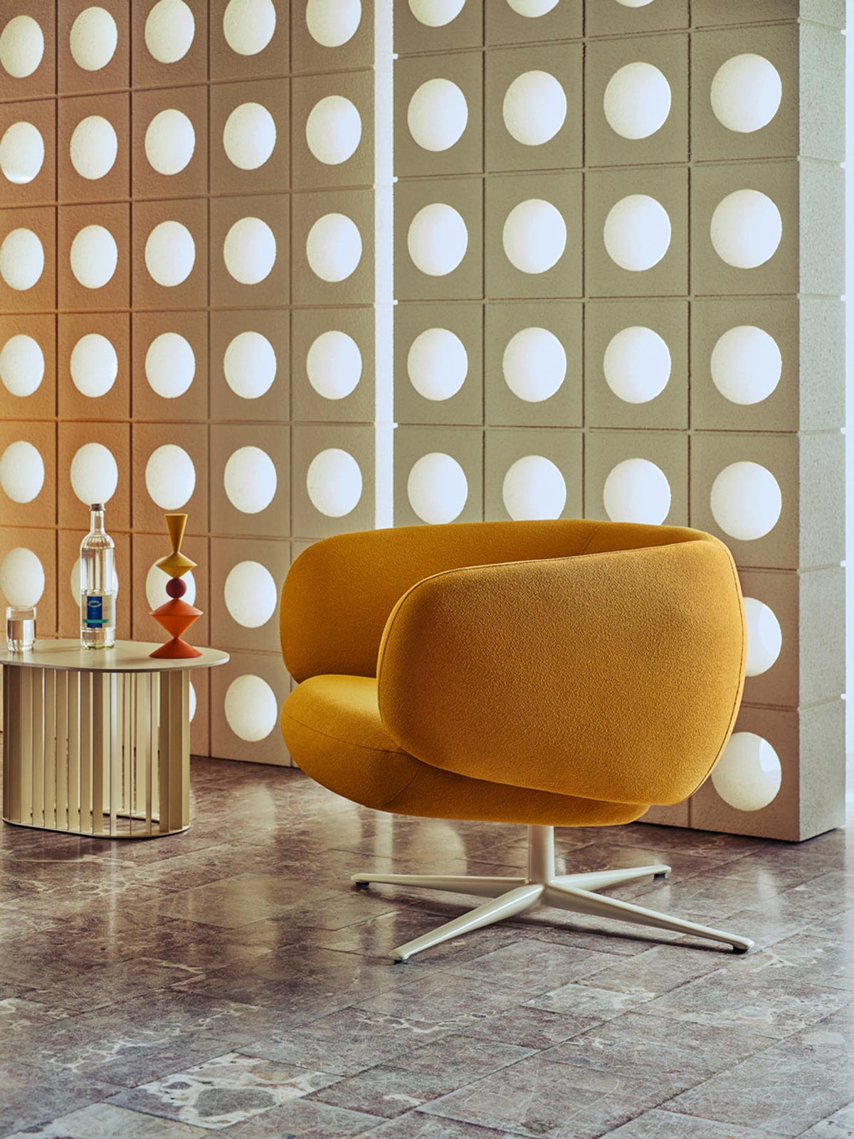 Moderner Grand Grace GRF05 Drehsessel mit ansprechendem Design, ideal für stilvolle Wohnräume und komfortables Sitzen.