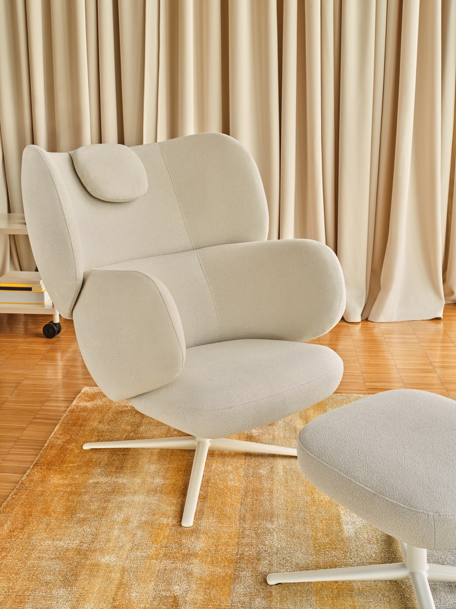 Drehsessel Grand Grace von Mdd in Dunkelbeige mit gepolsterter Kopfstütze, geformter Rückenlehne und drehbarem Aluminium-Kreuzfuss.
