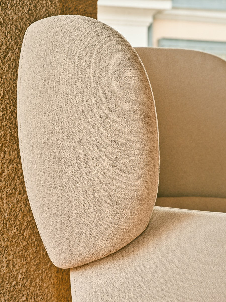 Drehsessel Grand Grace von Mdd in Dunkelbeige mit gepolsterter Kopfstütze, geformter Rückenlehne und drehbarem Aluminium-Kreuzfuss.