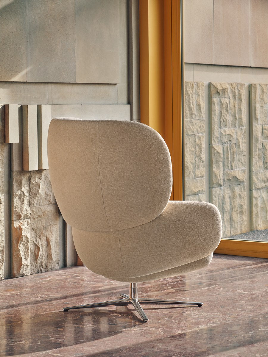 Drehsessel Grand Grace von Mdd in Dunkelbeige mit gepolsterter Kopfstütze, geformter Rückenlehne und drehbarem Aluminium-Kreuzfuss.