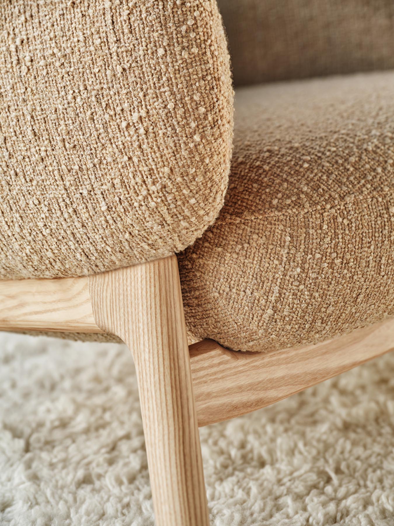 Moderner Grand Grace GRF02 Sessel mit ansprechender Holzbasis, perfekt für stilvolle Büros und komfortables Sitzen.