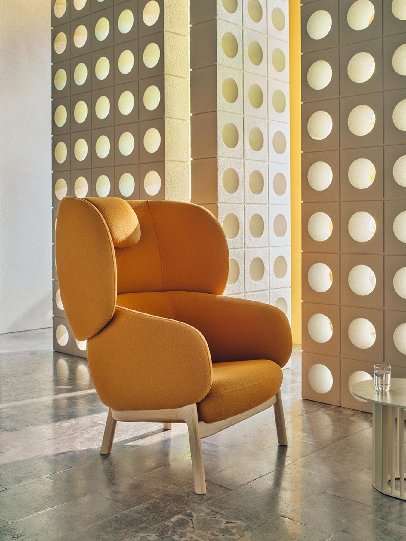 Stilvoller Sessel Grand Grace GRF04 mit ergonomischer Kopfstütze und robuster Holzkonstruktion, perfekt für zeitgemäße Inneneinrichtungen.