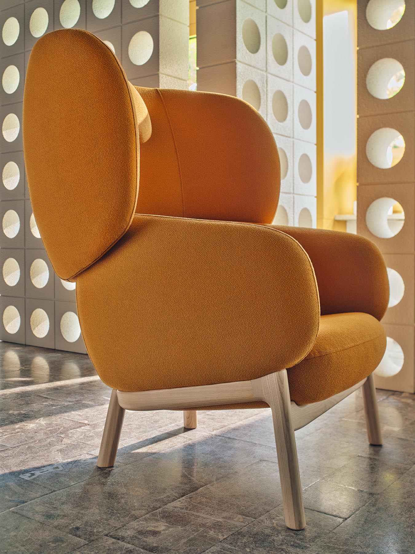 Eleganter Sessel Grand Grace GRF04 mit komfortabler Kopfstütze und stabiler Holzunterkonstruktion, ideal für modernes Wohndesign.