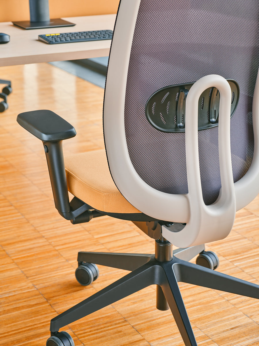 Eleganter Ollie OLL01 Bürostuhl mit stilvollem Design, atmungsaktiven Materialien und optimaler Unterstützung für langes Sitzen im Büro.