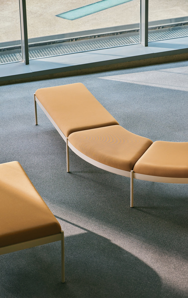 Elegantes Ecksofa Nora NOR201 von MDD in sanftem Hellgrau, ausgestattet mit stilvollen Holzfüßen und flexibler Modulgestaltung für zeitgemäße Wohnkonzepte.